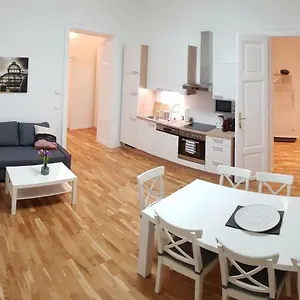 https://central-living-at-naschmarkt.vienna-besthotels.com
